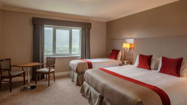 double_single_bed_carrickdale_hotel